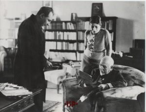 02 Luigi Pirandello nel suo studio con il figlio Stefano e la signora Olinda Labroca sua moglie legge alcuni telegrammi ricevuti in occasione del conferimento del Premio Nobel 1