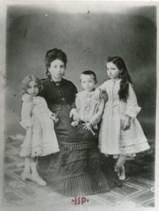 1 La madre Caterina Ricci Gramitto la sorella Anna a sinistra Luigi e la sorella Lina a destra 1