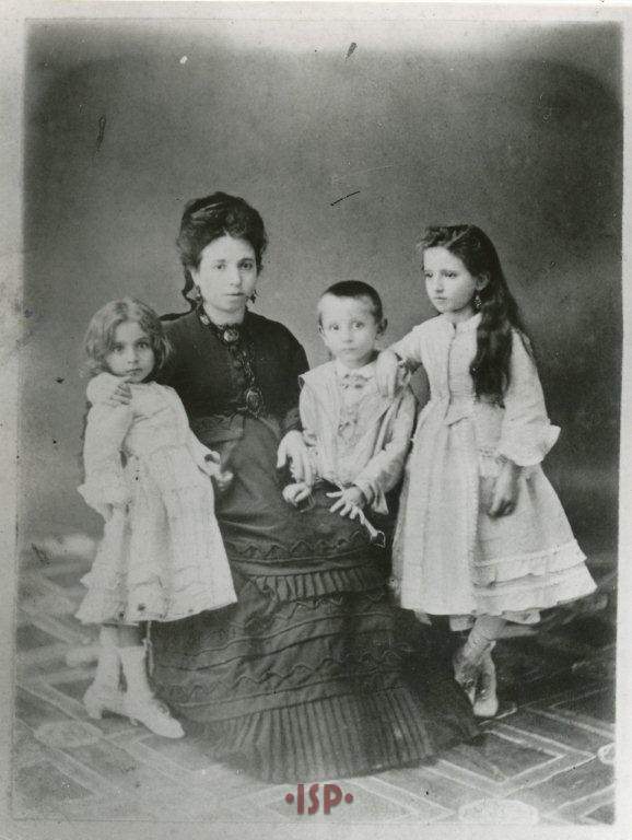 1 La madre Caterina Ricci Gramitto la sorella Anna a sinistra Luigi e la sorella Lina a destra 1