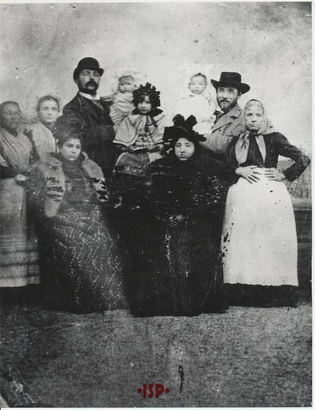 13.Luigi Pirandello con alcuni familiari sulla destra in piedi sua madre Caterina Ricci Gramitto seduta sulla sinistra sua moglie Maria Antonietta Portolano 2