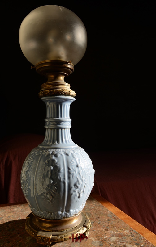 13 Camera da letto di Pirandello. Sul comodino lume in ceramica azzurra.