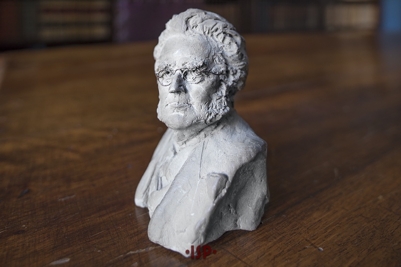 31 Salone. Sulla scrivania di Pirandello piccolo busto raffigurante Henrik Ibsen opera di Alessandro Moretti.